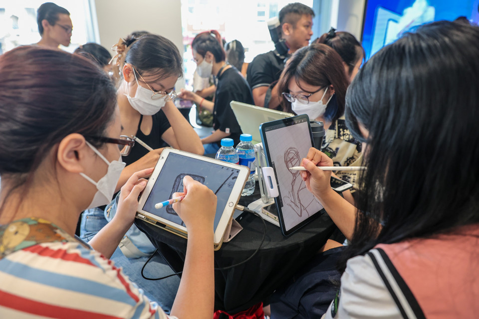 Cuộc thi thu hút sự quan tâm của rất nhiều họa sĩ trẻ cả chuyên lẫn không chuyên. (Ảnh: Minh Sơn/Vietnam+)
