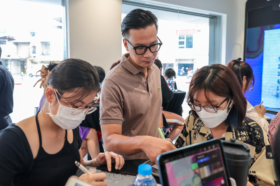 Ban giám khảo cuộc thi là anh Kim Duẩn, một trong những họa sĩ vẽ tranh minh họa có tiếng trong nghề. (Ảnh: Minh Sơn/Vietnam+)