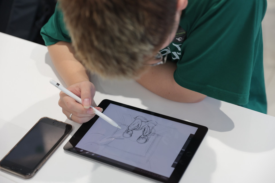 Cuộc thi vẽ tranh bằng iPad bao gồm 2 vòng thi. Vòng 1 với chủ đề chính là 'Tôi của hiện tại' đã chọn ra 26 họa sĩ ở Hà Nội và Thành phố Hồ Chí Minh tham dự vòng chung kết với chủ đề 'Tôi của 10 năm sau.' (Ảnh: Minh Sơn/Vietnam+)