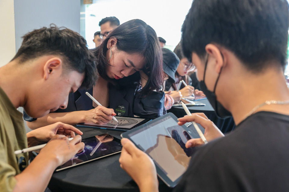 Tại cuộc thi, người chơi sẽ sáng tạo hình ảnh trên các thiết bị iPad bằng bút Apple Pencil. (Ảnh: Minh Sơn/Vietnam+)