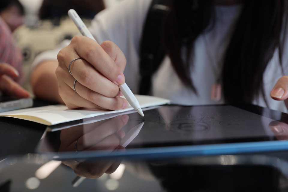 Nếu như trước đây, các tác phẩm hội hoạ thường được các bạn trẻ vẽ tay trên giấy, thì ngày nay cùng với sự phát triển của công nghệ, các bạn trẻ đã có thêm hình thức vẽ tranh mới là Digital painting - vẽ trên các thiết bị công nghệ. (Ảnh: Minh Sơn/Vietnam+)