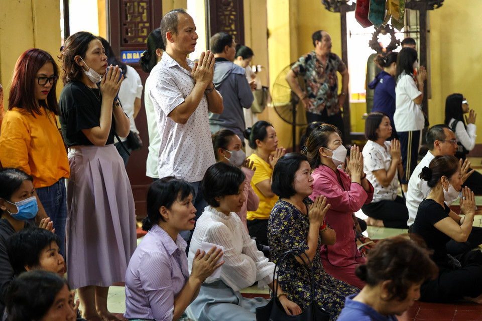 Người dân đi chùa đông hơn để cầu bình an, hạnh phúc và thể hiện lòng thành kính, biết ơn đến đấng sinh thành. (Ảnh: Minh Sơn/Vietnam+)