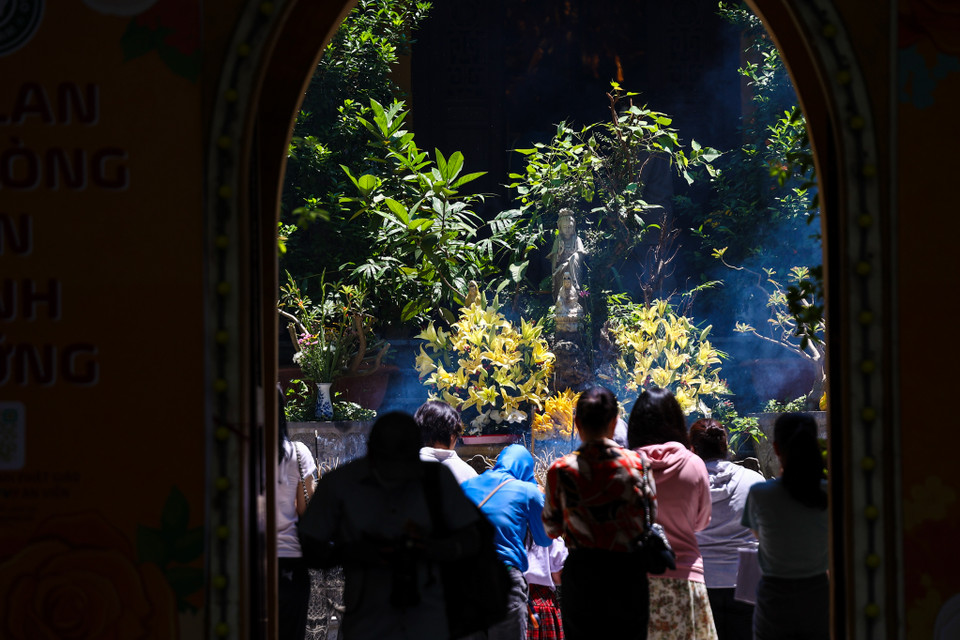 Thời tiết ngày 15 tháng Bảy Âm lịch (tức 30/8 Dương lịch) khá đẹp, thuận tiện để người dân tới lễ tại các ngôi chùa. (Ảnh: Minh Sơn/Vietnam+)