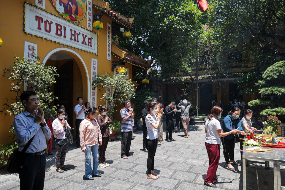 Theo quan niệm dân gian, tháng Bảy Âm lịch hàng năm được gọi là lễ xá tội vong nhân. (Ảnh: Minh Sơn/Vietnam+)