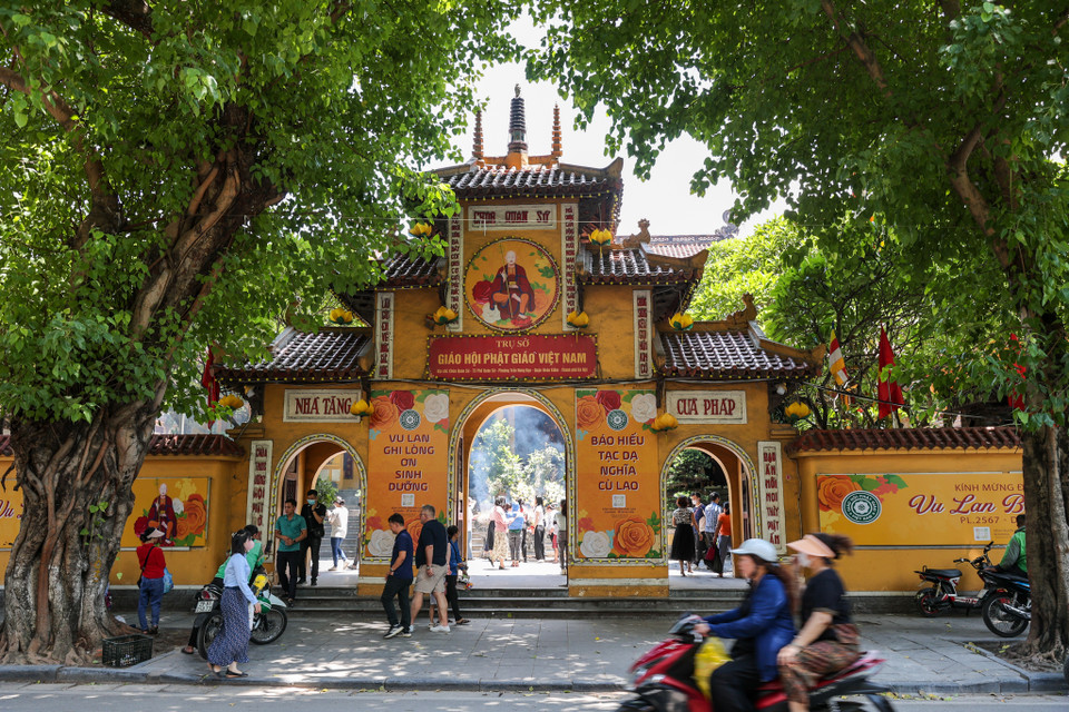 Trong ngày rằm tháng Bảy, từ sáng sớm tại chùa Quán Sứ (Hà Nội) rất đông người dân đã đến dâng hương để cầu bình an, hạnh phúc. (Ảnh: Minh Sơn/Vietnam+)