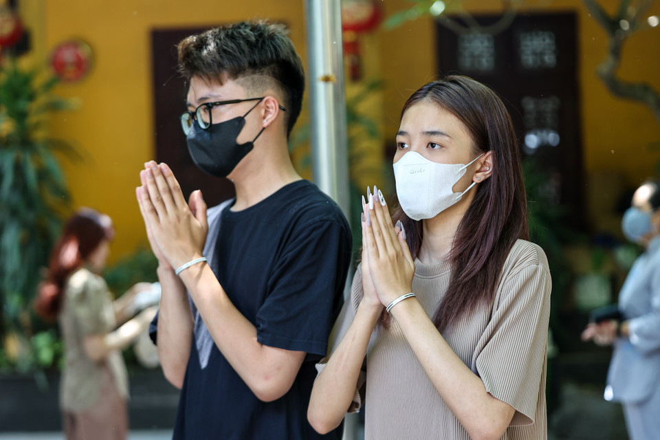 Anh Phan Đức Huy (Xã Đàn, Hà Nội) cho biết, cứ ngày mùng 1 và 15 âm hàng tháng, anh đều đến chùa Quán Sứ để làm lễ cầu bình an. (Ảnh: Minh Sơn/Vietnam+)