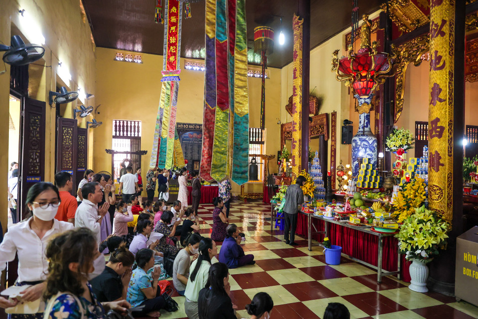 Trong điện thờ chính, người dân ngồi chật kín với ước nguyện gia đình được khỏe mạnh và bình an. (Ảnh: Minh Sơn/Vietnam+)