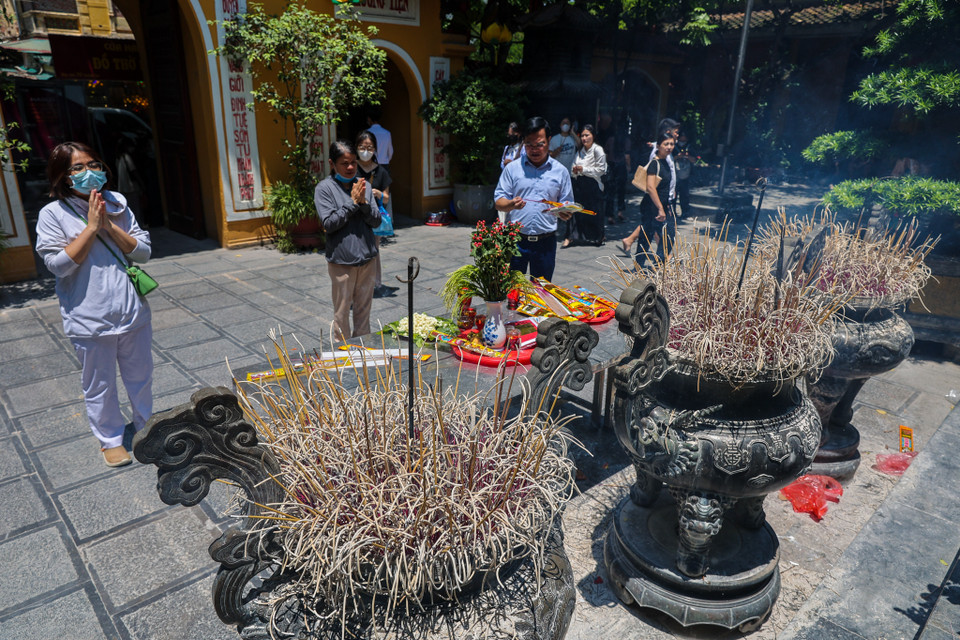 Đa số người dân kiêng tổ chức cưới hỏi, xây dựng, đi xa hay mua sắm và thường dành thời gian để đi đến chùa, hay các chốn linh thiêng để cầu may mắn, bình an. (Ảnh: Minh Sơn/Vietnam+)