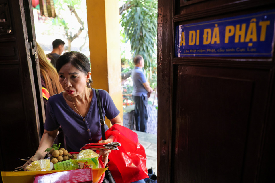 Nhiều người dân chuẩn bị những mâm lễ để tỏ lòng thành kính. (Ảnh: Minh Sơn/Vietnam+)