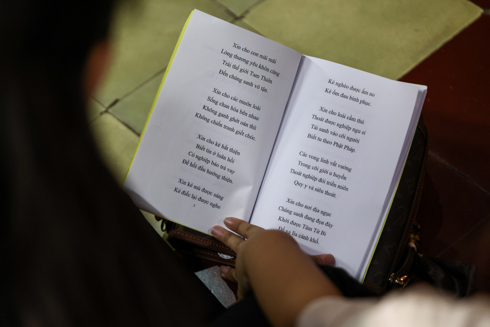 Nhiều bạn trẻ đến chùa với mong muốn cầu chúc ông bà, cha mẹ bình an, ngoài ra còn tự nhắc nhở những bổn phận của người làm con làm cháu. (Ảnh: Minh Sơn/Vietnam+)