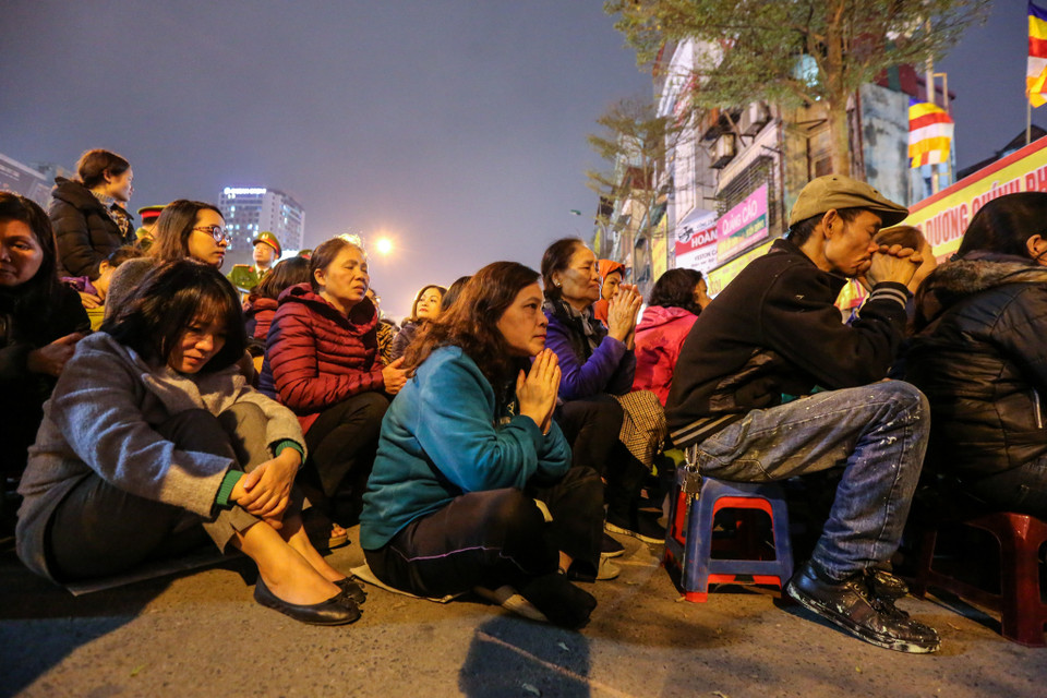 Vì muốn giảm nhẹ vận hạn, cầu cho gia đình bình an, nhiều người chọn cách làm lễ dâng sao giải hạn đầu năm tại chùa. (Ảnh: Minh Sơn/Vietnam+)