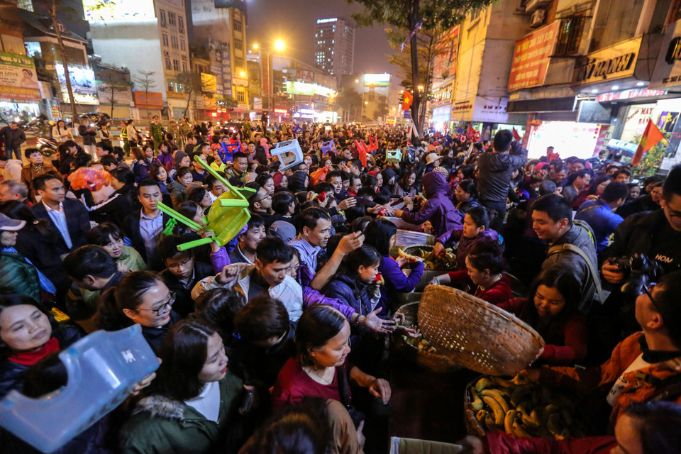 Việc số người dân nhận lộc quá đông nên đã xảy ra tình trạng lộn xộn, chen chúc sau giờ hành lễ. (Ảnh: Minh Sơn/Vietnam+)