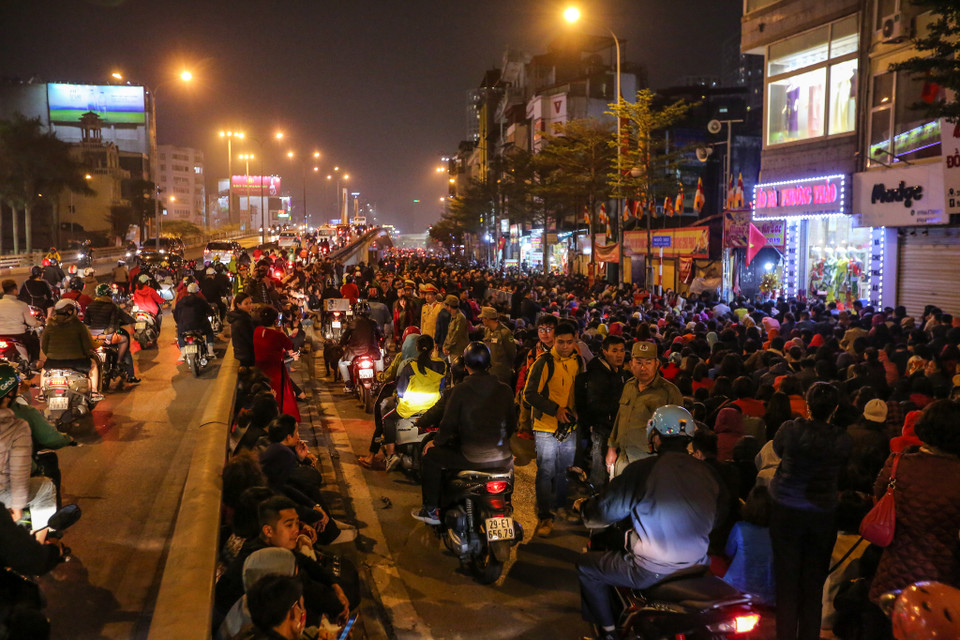 Hình ảnh phía trong sân và ngoài chùa Phúc Khánh không còn một chỗ trống mỗi dịp tổ chức cúng giải hạn đầu năm không còn là điều lạ lẫm. (Ảnh: Minh Sơn/Vietnam+)