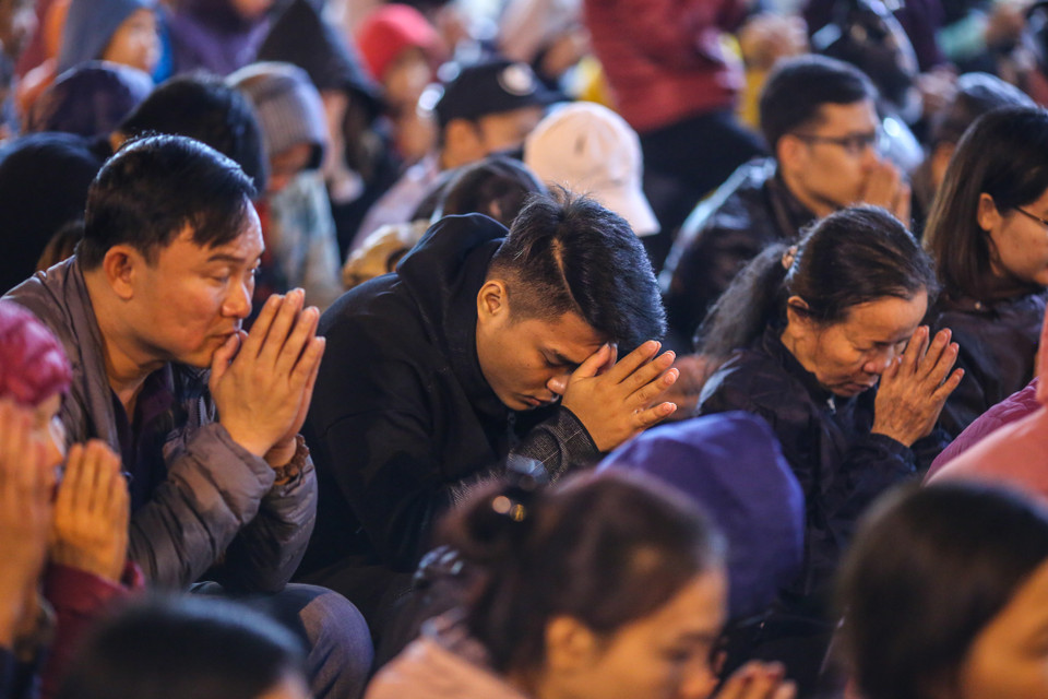 Theo quan niệm của người Á Đông, mỗi người sinh ra có một vì sao chiếu mệnh theo từng năm. Trong 9 chòm sao La Hầu, Thổ Tú, Thủy Diệu, Thái Bạch, Thái Dương, Vân Hán, Kế Đô, Thái Âm, Mộc Đức đều có sao tốt, sao xấu. Năm nào bị sao xấu chiếu mệnh, người đó sẽ gặp vận hạn, còn nếu được sao tốt chiếu mệnh thì sẽ làm lễ đón sao. (Ảnh: Minh Sơn/Vietnam+)