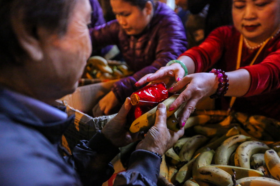 Sau buổi lễ, người dân đã tranh thủ nhận lộc từ nhà chùa. (Ảnh: Minh Sơn/Vietnam+)