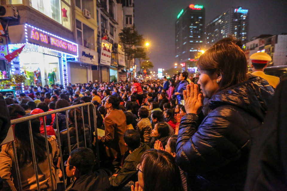 Tối 12/2 (tức mùng 8 tháng Giêng Âm lịch), hàng ngàn người dân Thủ đô đã đổ về Tổ đình Phúc Khánh (hay còn gọi là chùa Phúc Khánh) trên đường Tây Sơn (quận Đống Đa, Hà Nội) dự lễ dâng sao giải hạn đầu năm. (Ảnh: Minh Sơn/Vietnam+)