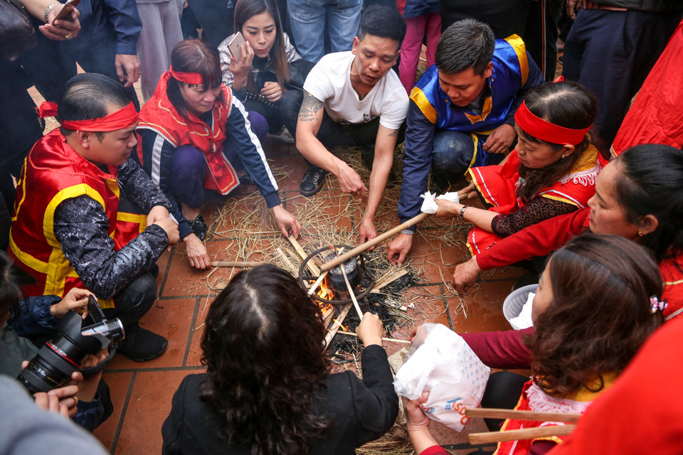 Thời gian để một nồi cơm chín trung bình khoảng 45 phút. (Ảnh: Minh Sơn/Vietnam+)