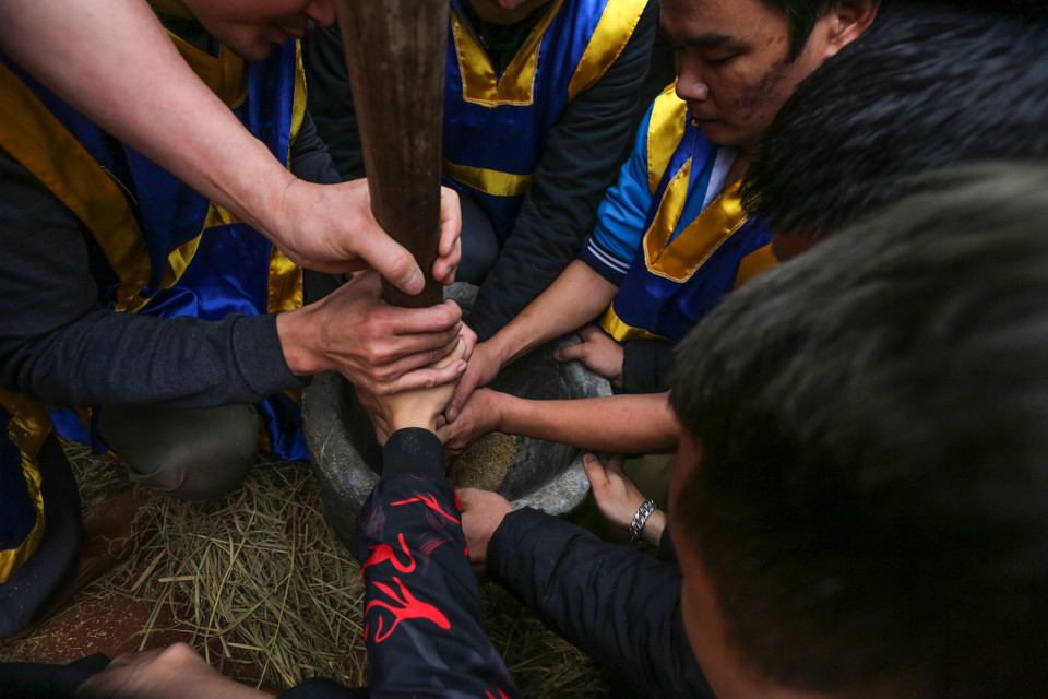 Các đợi sẽ lần lượt xay, xát và giã chọn ra được những hạt gạo ngon lành nhất để bắt đầu thổi cơm. (Ảnh: Minh Sơn/Vietnam+)