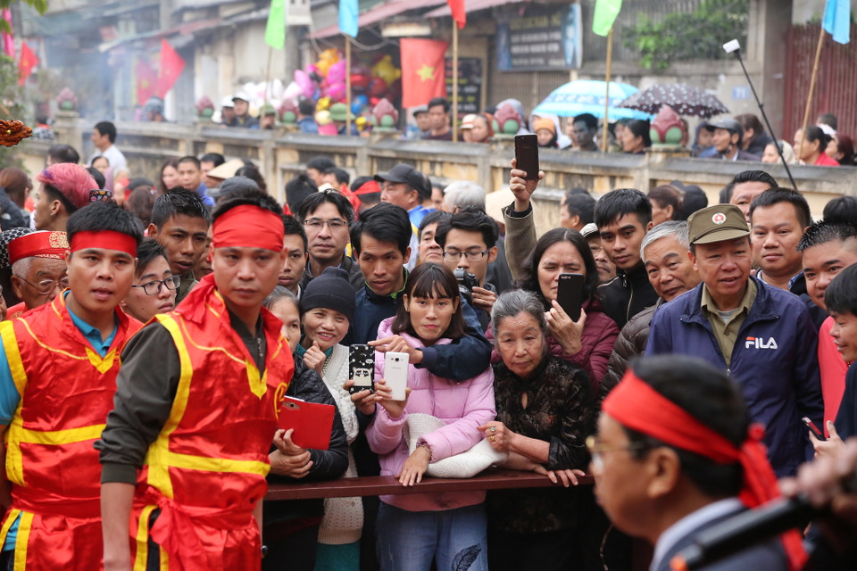 Rất nhiều người dân, du khách thập phương đã kéo đến sân đình để chứng kiến lễ hội mỗi năm tổ chức một lần. (Ảnh: Minh Sơn/Vietnam+)