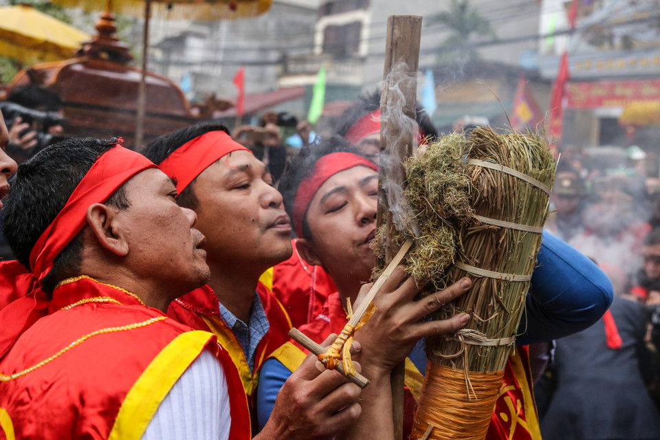 Để kéo ra lửa, người ta lấy hai thanh giang kẹp vào bùi nhùi, dùng hai thanh tre ốp một mảnh trên và một mảnh dưới, giữ chắc hai đầu rồi hai người kéo co cho cật giang cọ sát vào cật tre nhiều lần. (Ảnh: Minh Sơn/Vietnam+)