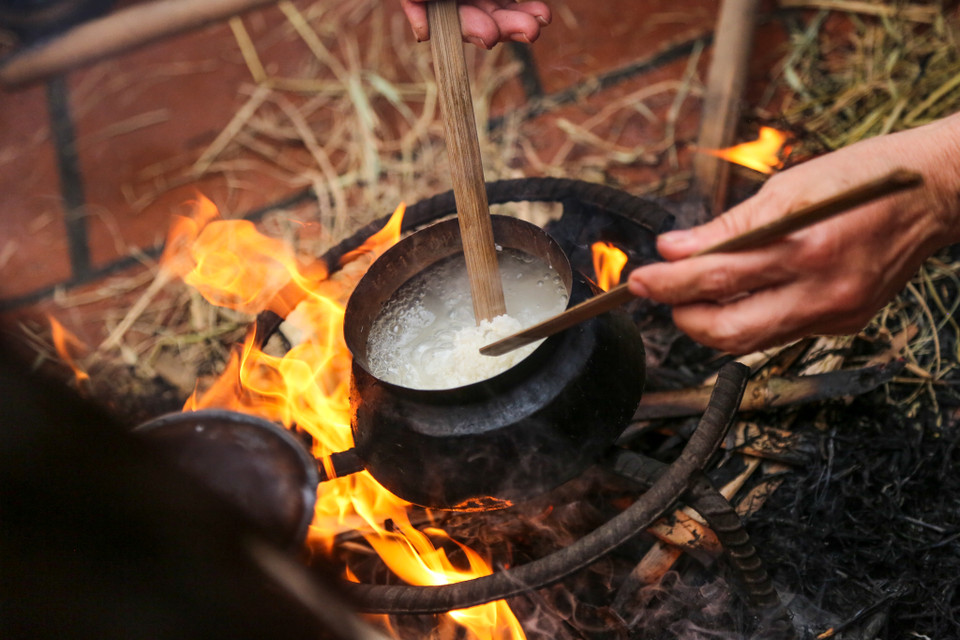 Nồi cơm được làm bằng đất nung, sau khi cơm sôi, các đội thường phải ủ bằng tro rơm khoảng 20 phút cho cơm chín đều. (Ảnh: Minh Sơn/Vietnam+)