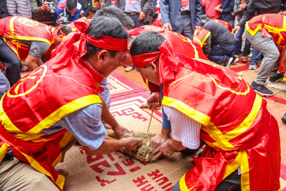 Bắt đầu cuộc thi, mỗi đội sẽ có 4 người nam tham gia kéo lửa, đòi hỏi phải có sự mưu trí và nhanh nhẹn. Họ mang theo một nắm rơm vò nát làm bùi nhùi mồi lửa. (Ảnh: Minh Sơn/Vietnam+)