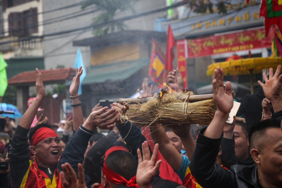 Thời gian trung bình sẽ là 1 phút và những người kéo lửa là những thanh niên khỏe mạnh và khéo léo. Sau khi lửa cháy, những người kéo lửa sẽ mang lửa ra khu vực nấu cơm thi của đội mình để tiến hành nấu cơm. (Ảnh: Minh Sơn/Vietnam+)