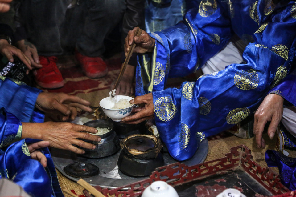 Để chọn được niêu cơm ngon nhất trong 4 đội, các bô lão trong làng căn cứ vào mùi thơm, độ trắng và độ dẻo của hạt cơm. (Ảnh: Minh Sơn/Vietnam+)