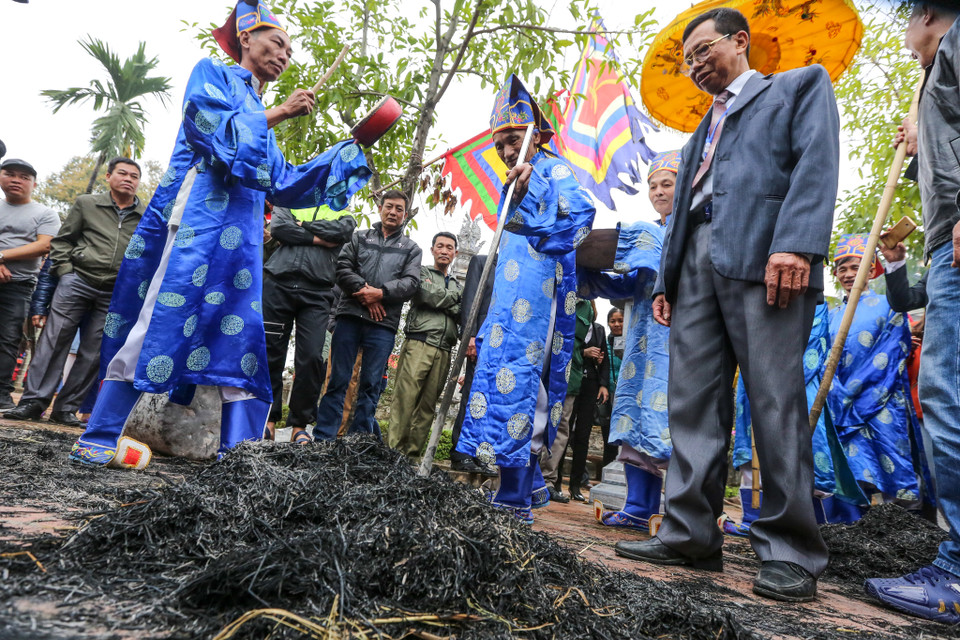 Sau khi hết thời gian quy định, làng sẽ cử ra các bô lão đi tìm và chọc vào các đống tro để tìm niêu cơm. (Ảnh: Minh Sơn/Vietnam+)