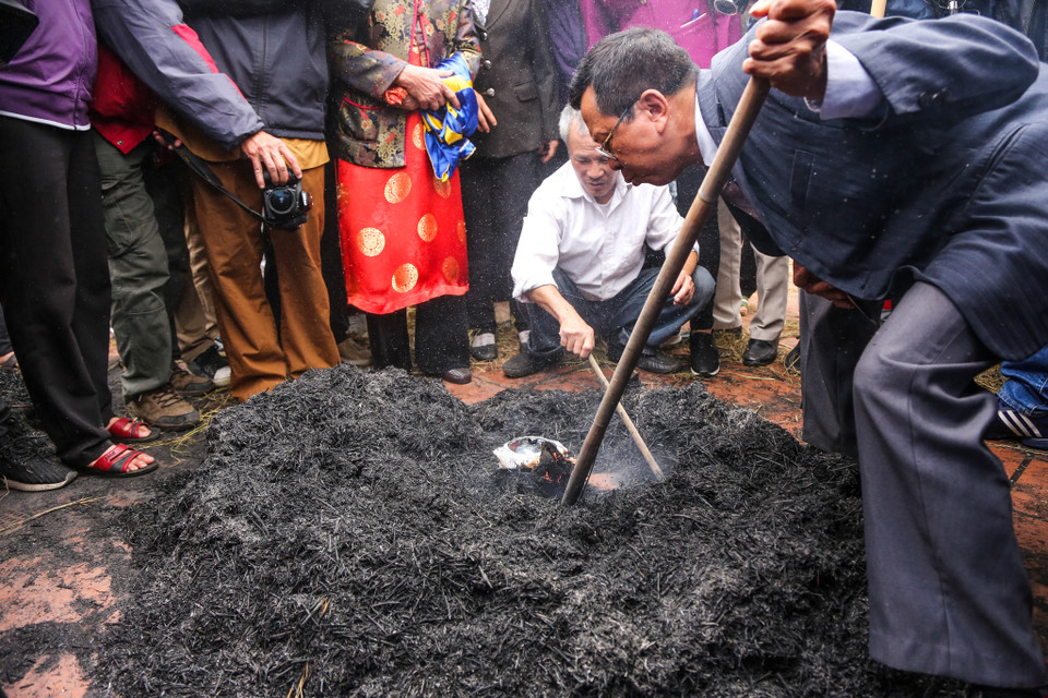 Các đội thi lần lượt nộp niêu cơm cho các bô lão trong làng. (Ảnh: Minh Sơn/Vietnam+)