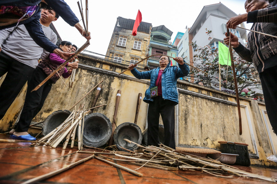 Theo truyền thống, những người dự thi được chia làm bốn giáp, mỗi giáp mặc trang phục màu sắc riêng để thi bốn bộ môn: kéo lửa, chạy thi, giã gạo, thổi cơm thi, trong đó phần thi 'thổi cơm' có thời gian lâu nhất và quan trọng nhất. (Ảnh: Minh Sơn/Vietnam+)
