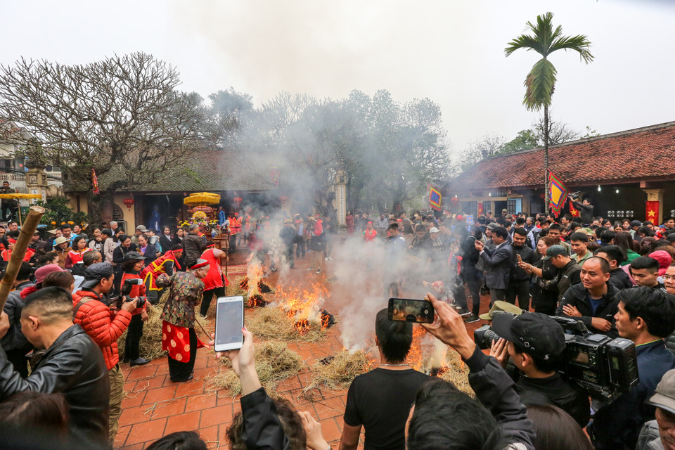 Hội thi thu hút được sự quan tâm rất lớn của người dân trong làng từ người già đến trẻ nhỏ. (Ảnh: Minh Sơn/Vietnam+)