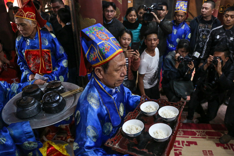 Sau khi kết thúc hội thi, các đội chơi chia cơm cho dân làng để cầu mong một năm mới no đủ, an lành. (Ảnh: Minh Sơn/Vietnam+)