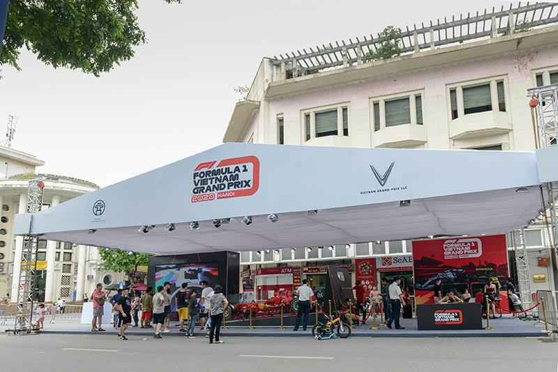 Đây là sự kiện thể thao và giải trí đẳng cấp quốc tế lớn nhất mà Việt Nam từng tổ chức. Giá vé từ 700 ngàn đồng được đánh giá là phù hợp để mọi người dân Việt Nam đều có thể tham dự giải đua danh giá nhất hành tinh này. (Ảnh: PV/Vietnam+)