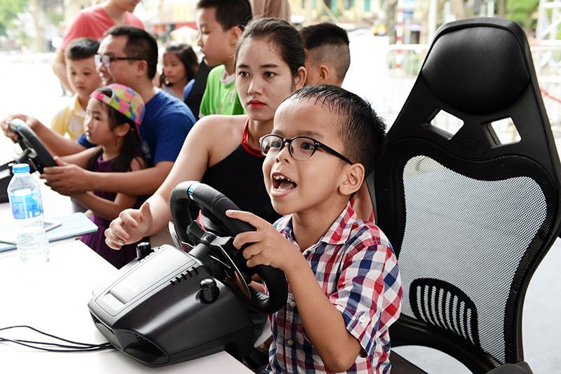 Không chỉ được tận mắt nhìn ngắm ngựa chiến F1 của hãng Ferrari, thử trải nghiệm lái xe, mà các khán giả có cơ hội được tặng vé tham dự giải đua xe F1 Formula Vietnam Grand Prix vào tháng 4/2020. (Ảnh: PV/Vietnam+)