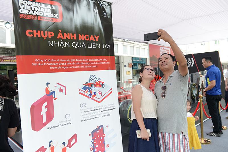 Đây là lần đầu tiên đội đua đến từ nước Ý mang cỗ chiến xa sang Hà Nội. Siêu xe F1 Ferrari sẽ được trưng bày trong hai ngày cuối tuần để khán giả tận mắt chiêm ngưỡng và tự do selfie cùng ‘chú ngựa sắt’ triệu đô. (Ảnh: PV/Vietnam+)