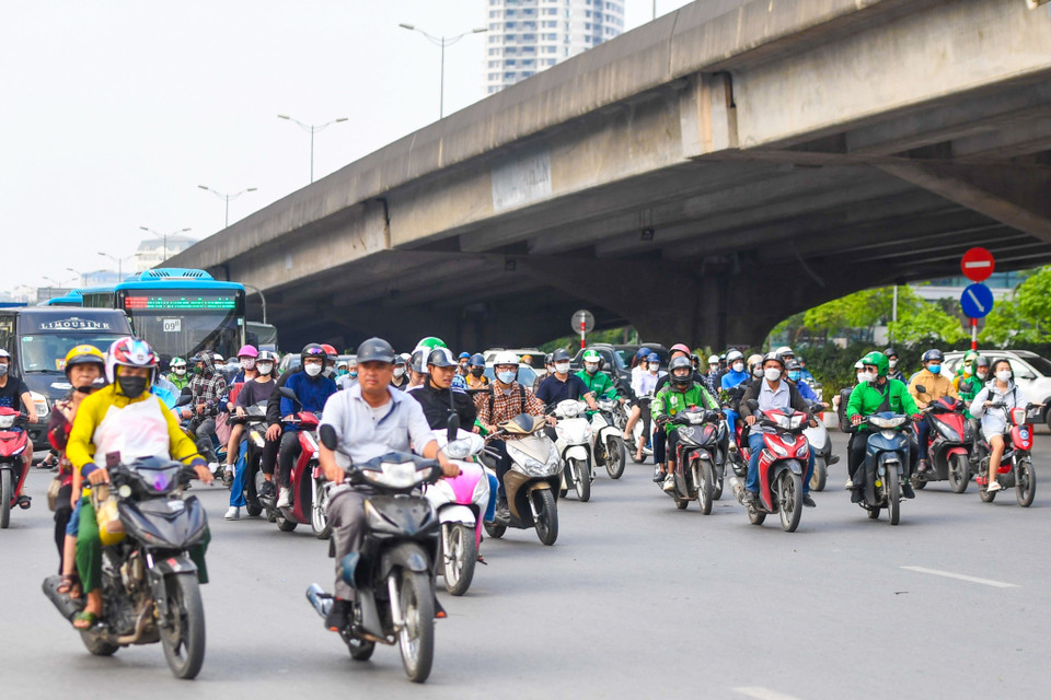 Trong ngày làm việc cuối cùng (28/5) người dân đã ùn ùn đổ về các bến xe lớn trên địa bàn Hà Nội để về quê. (Ảnh: Tá Hiển/Vietnam+)
