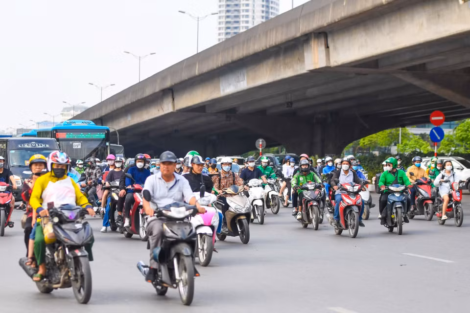 Trong ngày làm việc cuối cùng (28/5) người dân đã ùn ùn đổ về các bến xe lớn trên địa bàn Hà Nội để về quê. (Ảnh: Tá Hiển/Vietnam+)