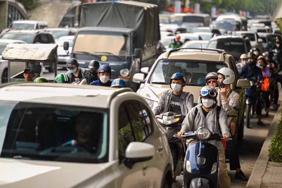 Dọc tuyến đường Phạm Hùng - Khuất Duy Tiến lưu lượng giao thông cũng tăng cao khi có nhiều người di chuyển rời khỏi nội thành để về quê nghỉ lễ. (Ảnh: Minh Sơn/Vietnam+)