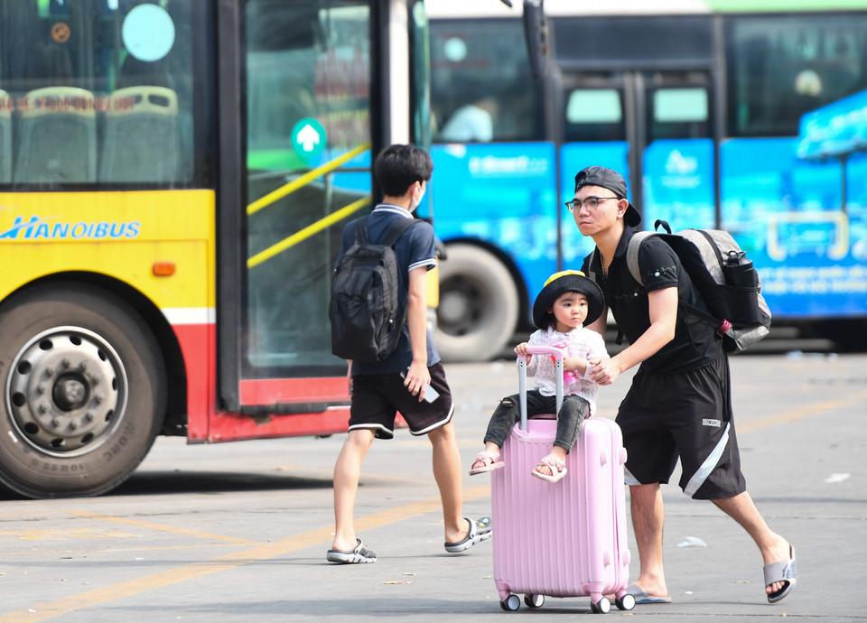 Theo ghi nhận của phóng viên, tuyến đường từ vành đai 3 di chuyển tới cầu Thăng Long cũng đông đúc từ sớm với lượng xe khách và phương tiện cá nhân tăng vọt. (Ảnh: Tá Hiển/Vietnam+)