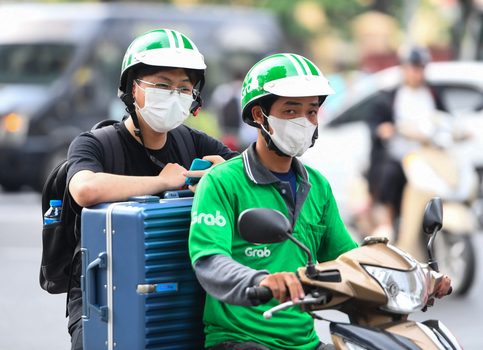 Nhiều sinh viên nai nịt gọn gàng lên đường về quê nghỉ lễ. (Ảnh: Tá Hiển/Vietnam+)