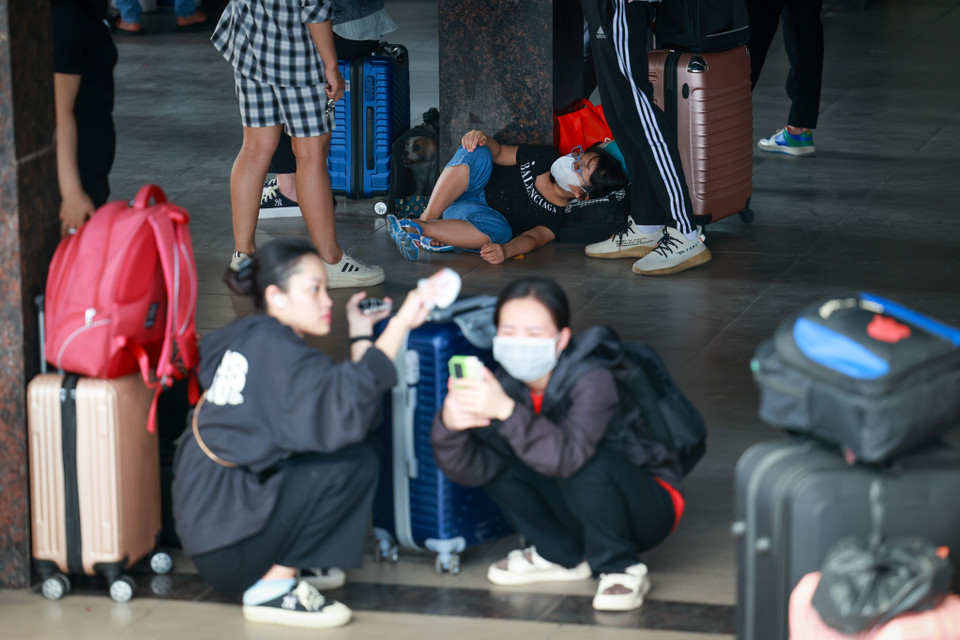 Khu vực sảnh chờ bến xe Nước Ngầm có rất đông hành khách ngồi chờ xe xuất bến. (Ảnh: Minh Sơn/Vietnam+)