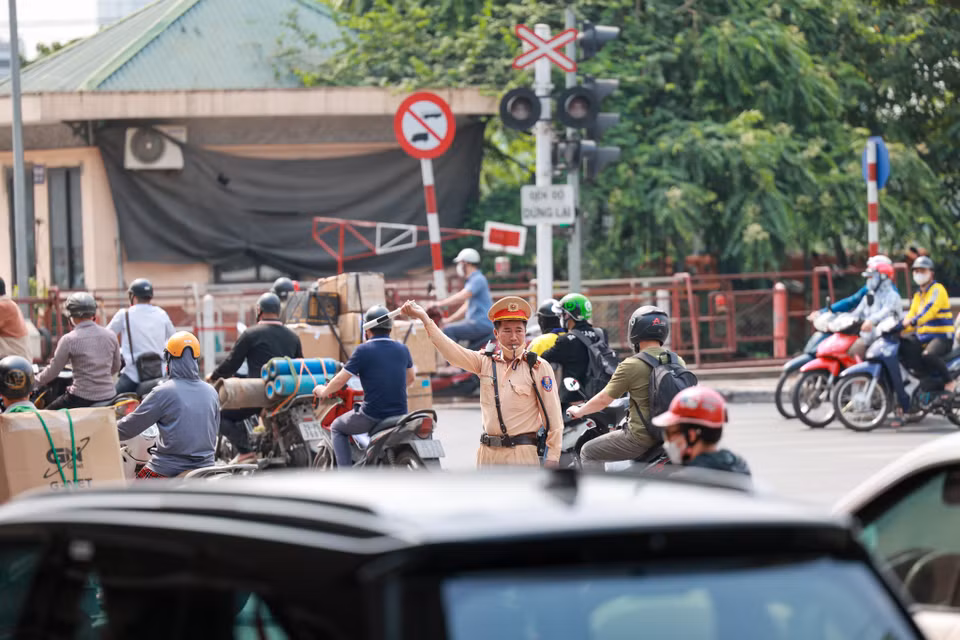 Đến 16 giờ, lưu lượng giao thông tăng vọt khiến lực lượng cảnh sát giao thông đã phải có mặt để phân luồng. (Ảnh: Minh Sơn/Vietnam+)