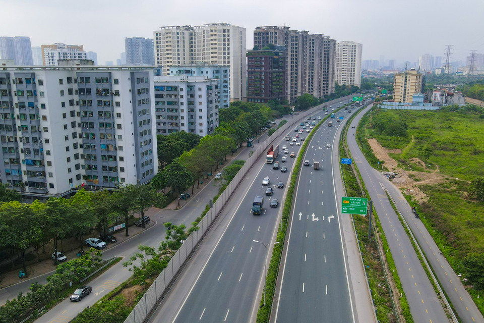 Khu vực cao tốc Pháp Vân - Cầu Giẽ thời điểm 16 giờ chỉ xảy ra tình trạng ùn ứ nhẹ ở lối ra. (Ảnh: Minh Sơn/Vietnam+)