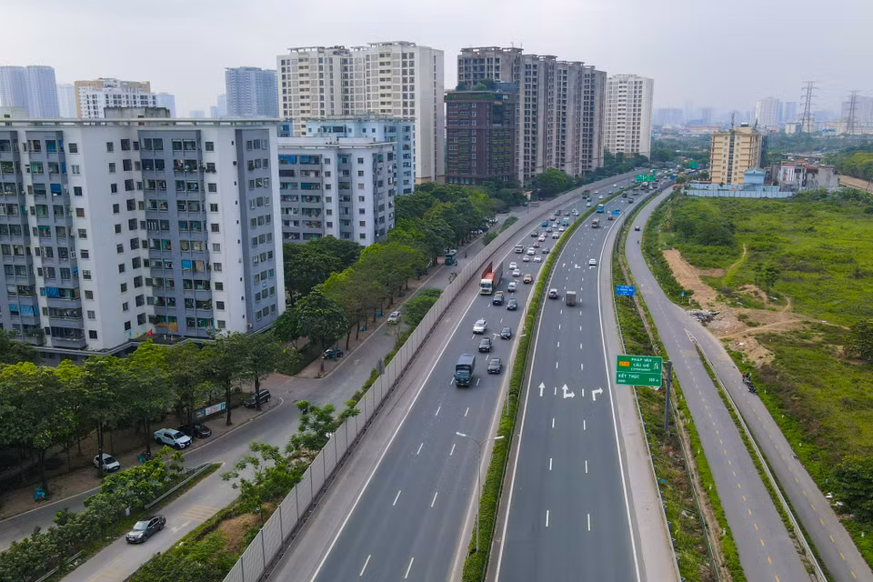 Khu vực cao tốc Pháp Vân - Cầu Giẽ thời điểm 16 giờ chỉ xảy ra tình trạng ùn ứ nhẹ ở lối ra. (Ảnh: Minh Sơn/Vietnam+)
