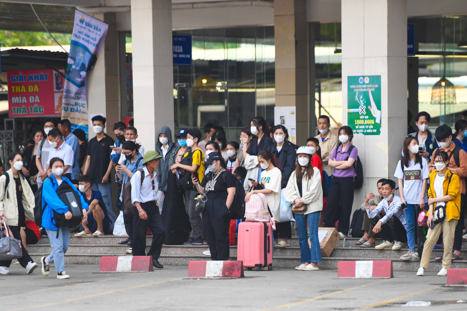 Theo ghi nhận, lượng khách tới bến xe Mỹ Đình đông đúc từ khoảng 14 giờ. Nhiều người dẫn đã chọn đến từ sớm dù chỉ mua vé khởi hành vào lúc 16 giờ vì sợ tắc đường. (Ảnh: Tá Hiển/Vietnam+)