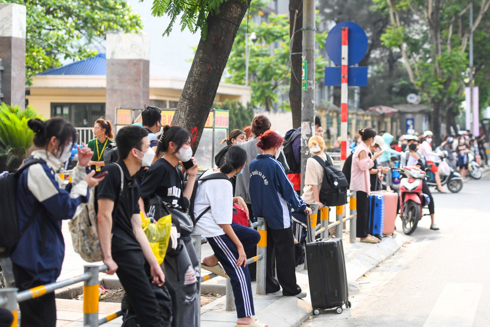 Những tuyến đường xung quanh khu vực bến xe cũng trở nên đông đúc. Những người dân quyết định di chuyển sớm chủ yếu là sinh viên và người lao động tự do nên dễ dàng trong việc lựa chọn giờ xuất phát. (Ảnh: Tá Hiển/Vietnam+)