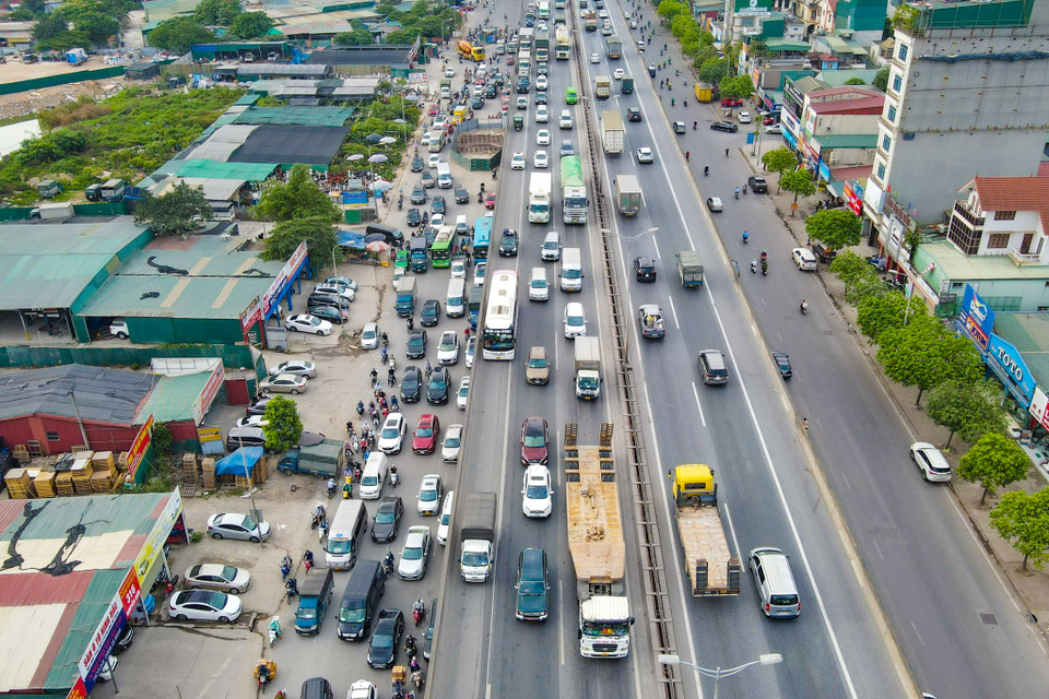 Các xe ôtô di chuyển ra các cửa ngõ Thủ đô không gặp tình trạng ách tắc. (Ảnh: Minh Sơn/Vietnam+)