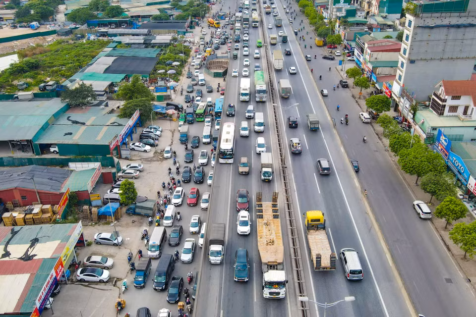 Các xe ôtô di chuyển ra các cửa ngõ Thủ đô không gặp tình trạng ách tắc. (Ảnh: Minh Sơn/Vietnam+)