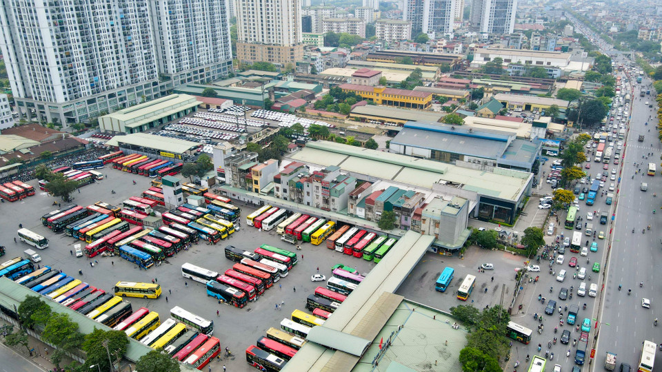 Tuy nhiên ngay từ đầu giờ chiều nay, nhiều người dân đã vội vã ra bến xe để về quê nghỉ lễ. (Ảnh: Minh Sơn/Vietnam+)